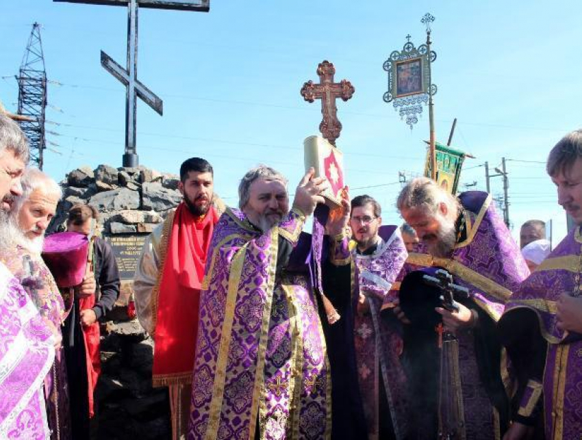 Настоятель Храма Рождества Пресвятой Богородицы Морозовска принял участие в гуковском крестном ходе 