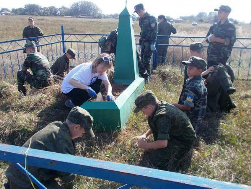 Кадеты навели порядок на могилах времен ВОВ в хуторе Морозов