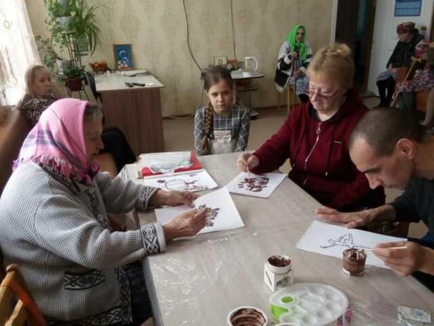 Мастер-класс «Картины шоколадом» для пенсионеров провела воспитанница детской школы искусств Морозовска