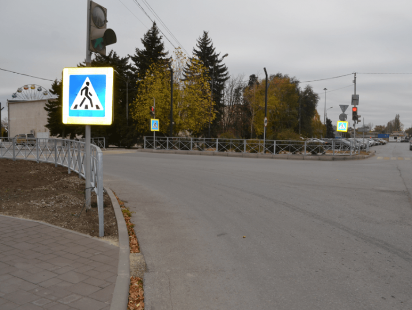 Барьерные ограждения для безопасности пешеходов появились на улицах Морозовска