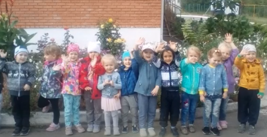 Воспитатели группы «Радуга» детского сада «Сказка» решили поднять настроение родителям и детям 