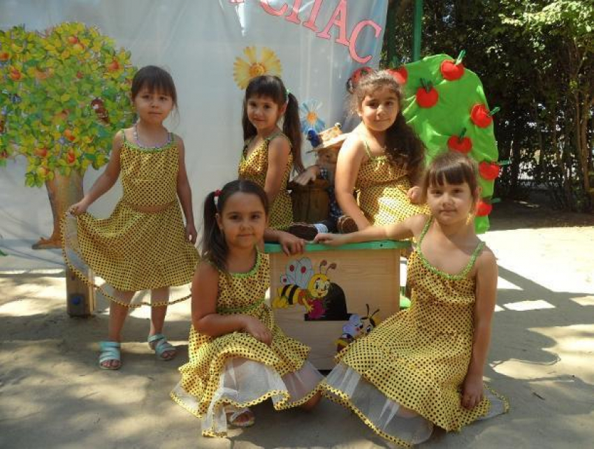 Праздник под названием «Медово - яблочный спас - урожай припас» прошел для воспитанников морозовского детского сада