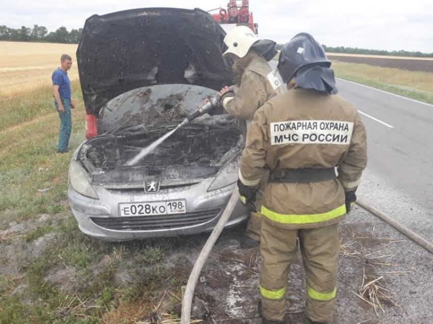 Легковой автомобиль загорелся на трассе «Кашары-Морозовск"