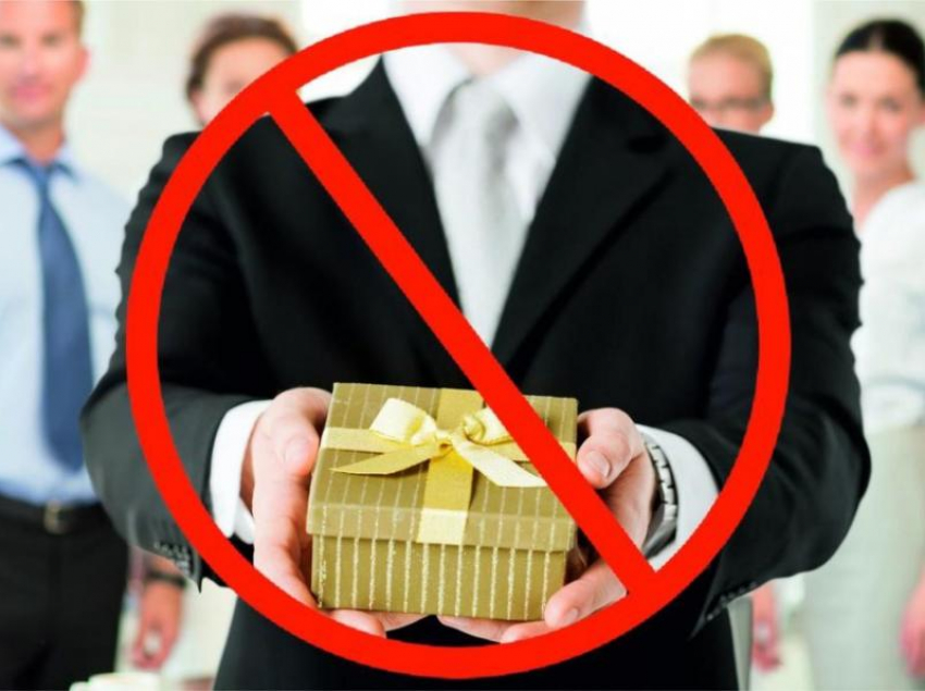 О запрете дарить новогодние подарки госслужащим напомнили в администрации Морозовского района