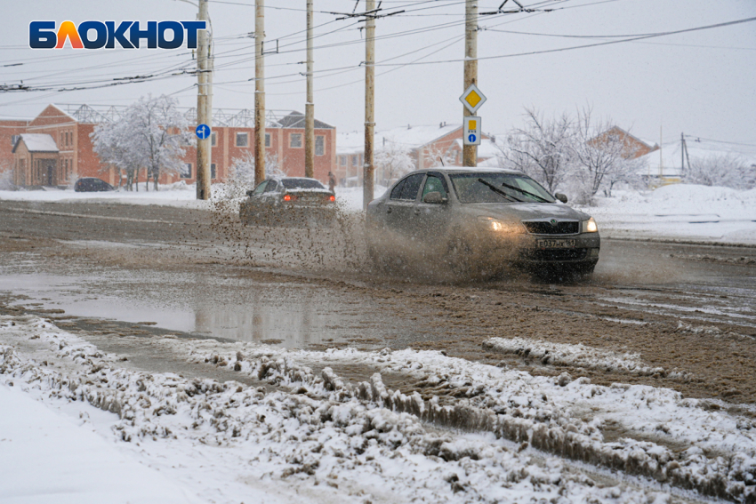 В Морозовском районе начинается обработка дорог и тротуаров противогололёдными материалами