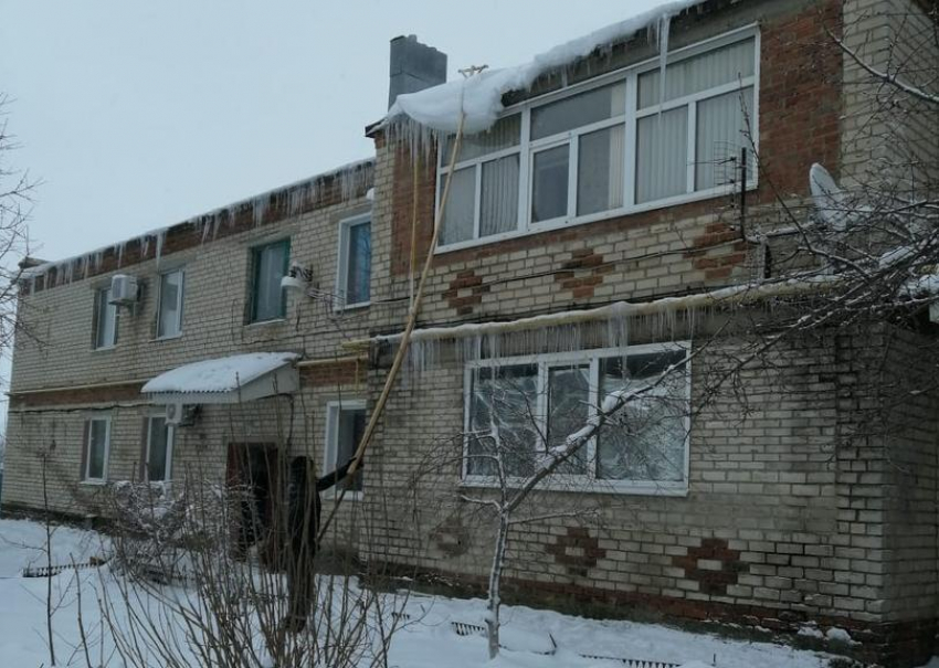 ЖКХ работает: сосульки с крыш многоквартирных домов в Морозовске всё-таки сбивают