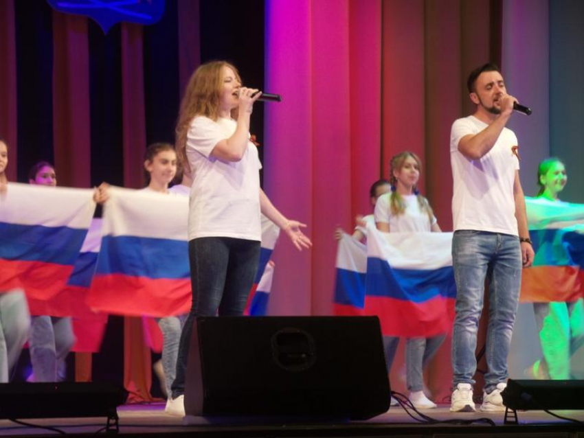Сотни морозовчан собрал благотворительный концерт в поддержку российских военнослужащих