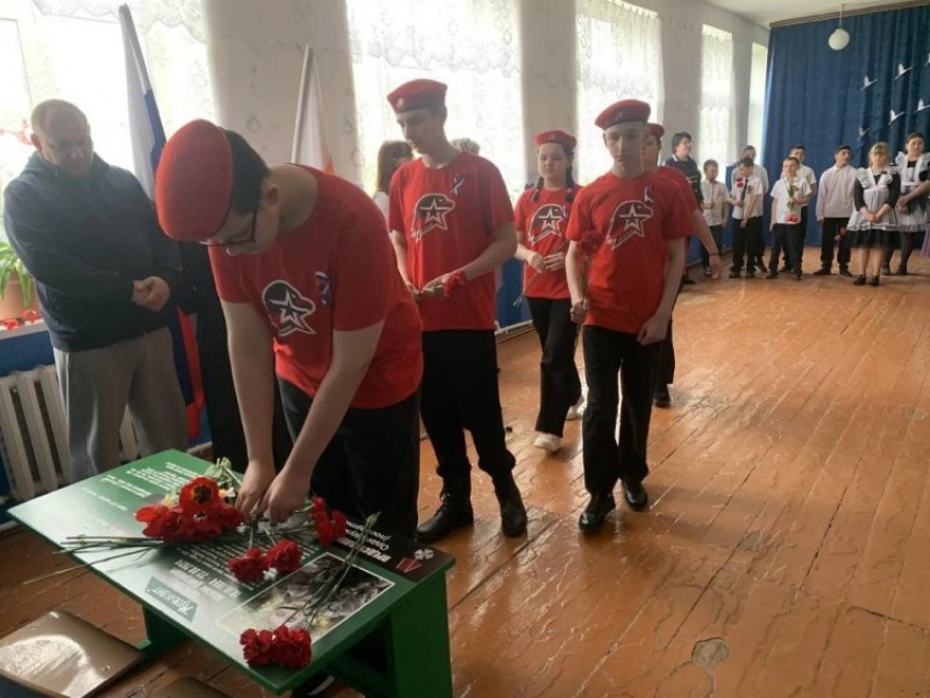 «Он играл на гитаре в окопах»: в Вознесенской школе открыли Парту Героя в память о бойце СВО