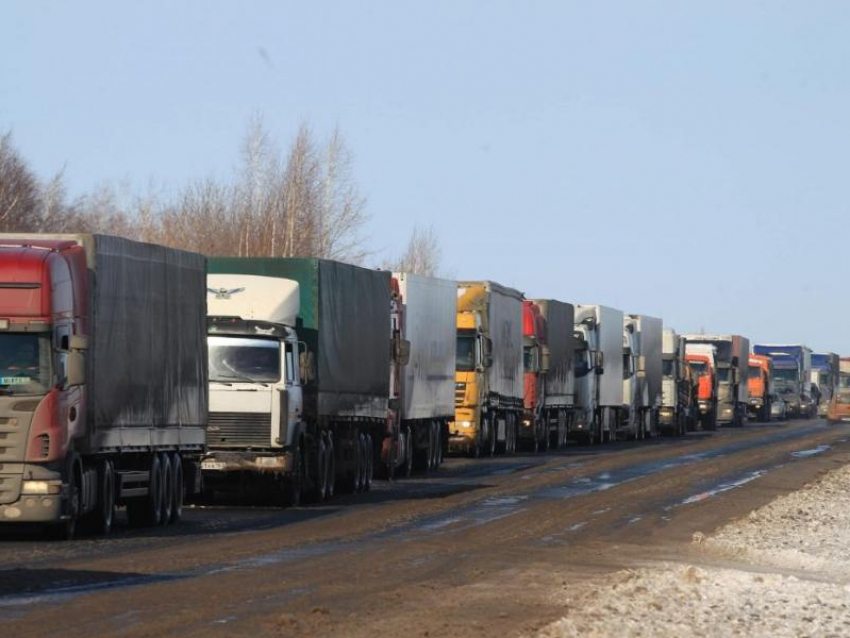 Закрытый для движения участок дороги грузовики будут объезжать через Морозовский район