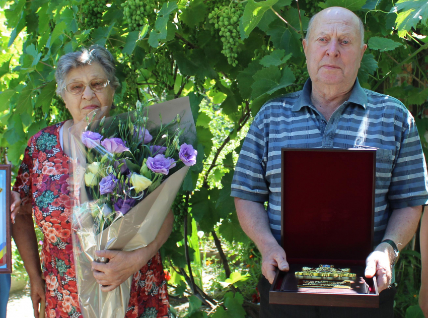 60 и 45 лет в браке: Особые награды получили две семейные пары в Морозовске