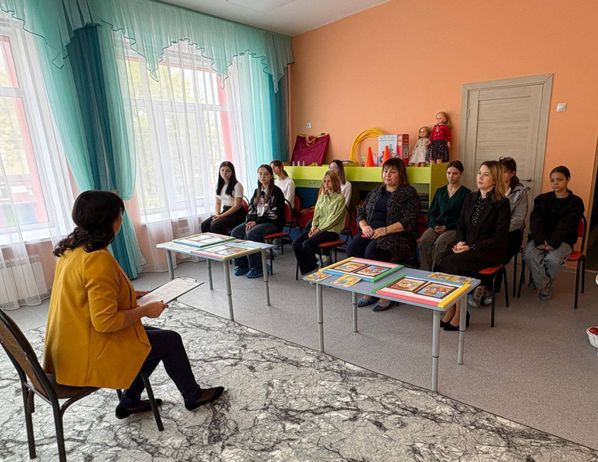 С профессией воспитателя ознакомились студенты техникума в Морозовске 