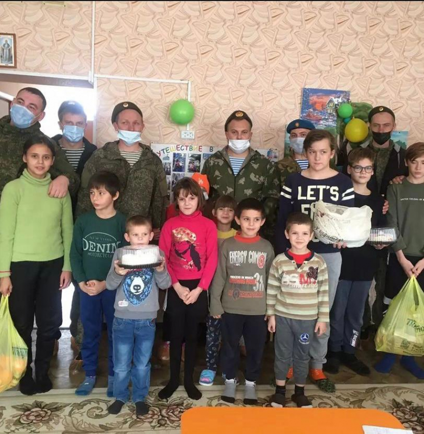 В День военного разведчика детям в приюте устроили праздник с угощениями и подарками