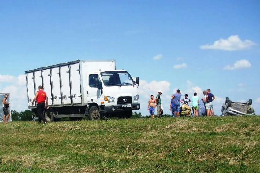 Девушка за рулём Хендая «протаранила» грузовик и попала в больницу в Морозовском районе