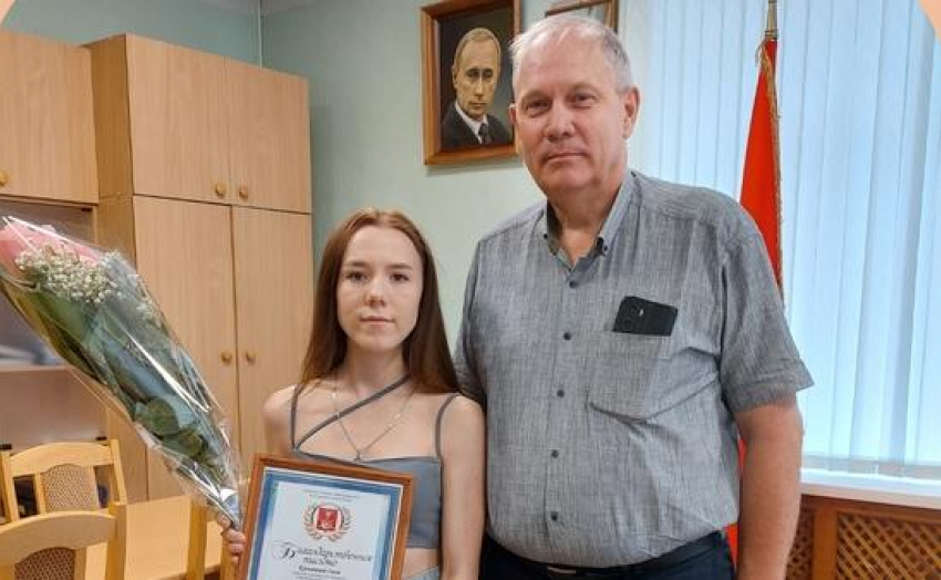 Глава городской администрации лично поблагодарил морозовчанку Ольгу Кузьмину за помощь ребенку, упавшему в люк