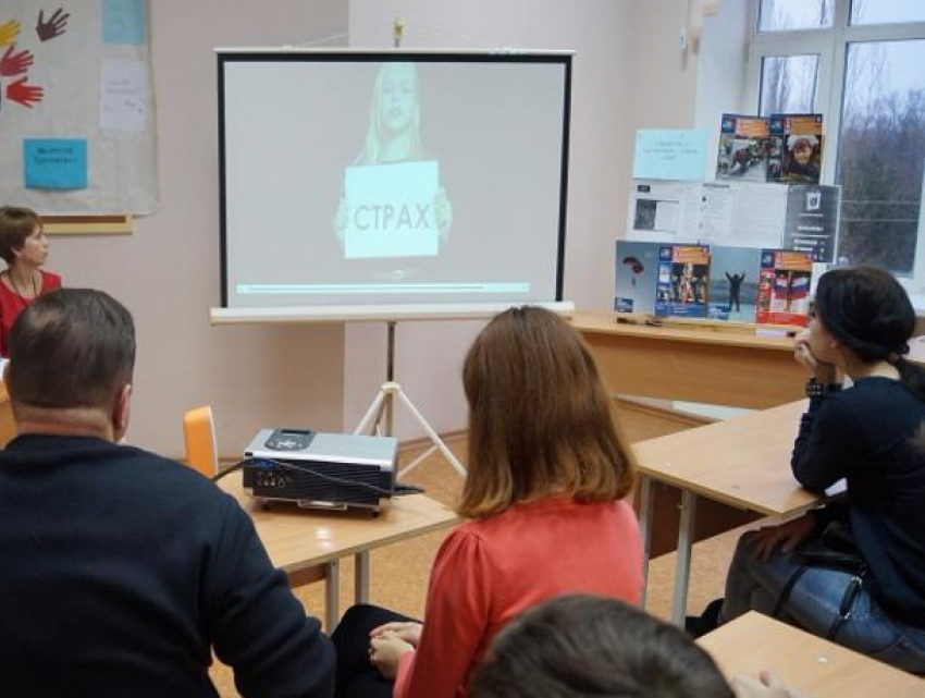 Проблему экстремизма и терроризма обсудили за круглым столом со студентами Морозовска