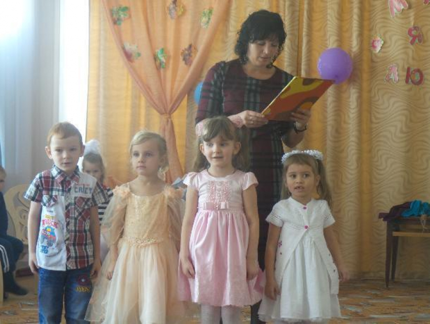 Трогательными стихами и нежными песнями порадовали мамочек воспитанники детского сада №37 «Колобок"