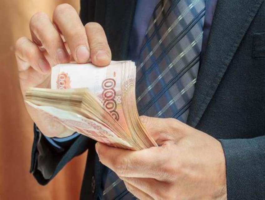 Оклад главы городской администрации в Морозовске оказался всего 13 тысяч рублей