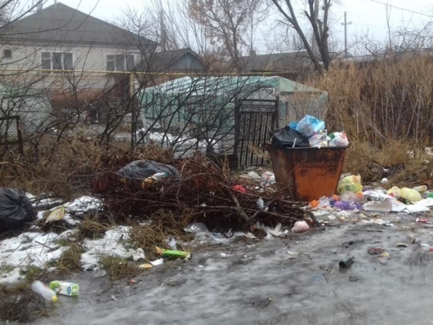 Письмо в редакцию: У всех заявителей с замусоренной улицы Комарова в Морозовске оказались задолженности по оплате вывоза ТБО