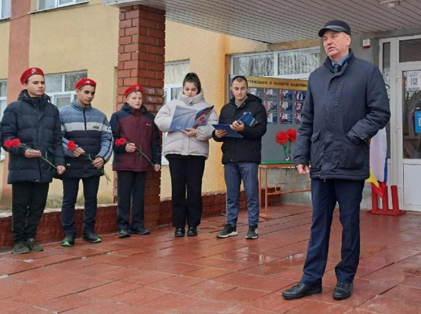Мемориальную доску памяти Александра Бурцева открыли в Знаменской школе