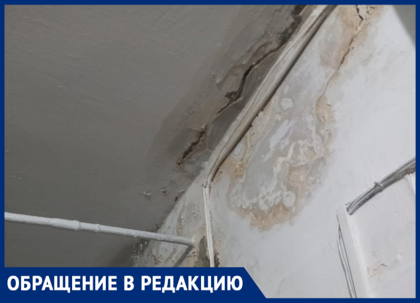 Ждать, пока квартиру не затопит? - житель дома 83 на улице Кирова в Морозовске возмутился, что устранять протечку крыши никто не спешит