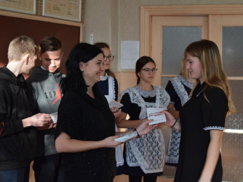 Ученикам Ново-Павловской школы вручили книжки волонтеров Морозовского района