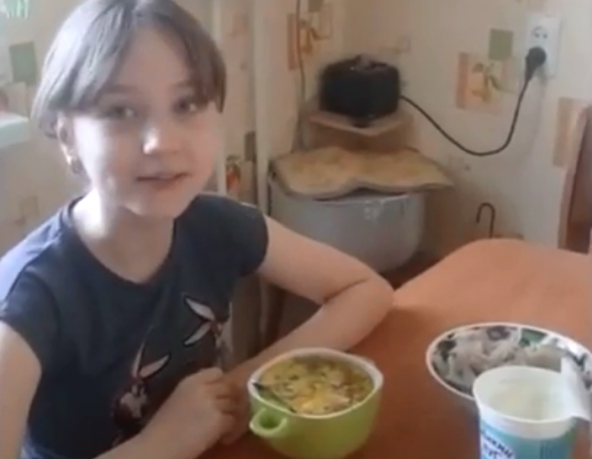 Полезный зелёный борщ приготовила на видео школьница из Морозовска Дарья Сурова