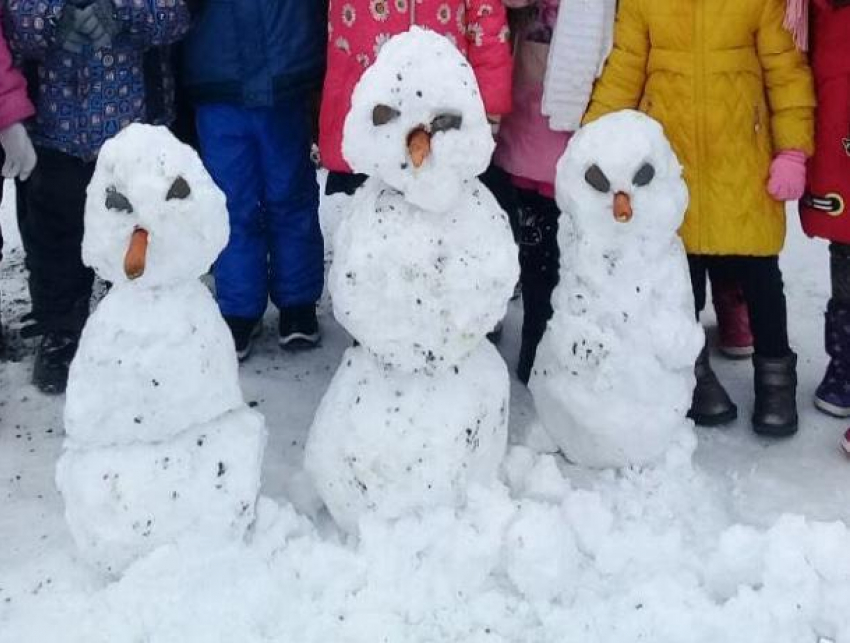 Трех смешных снеговиков слепили ребята во дворе детского сада в Морозовске