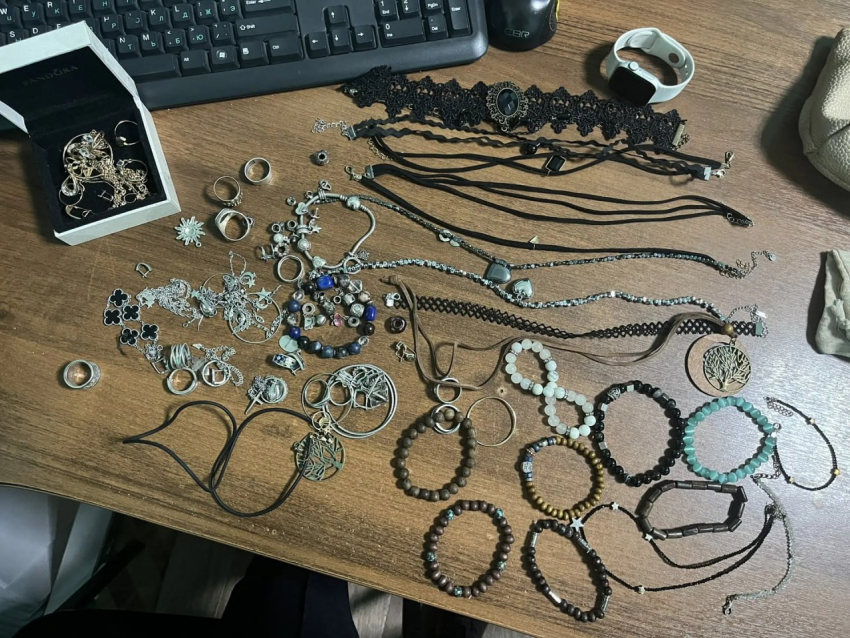 Дерзкая кража ювелирных украшений и смарт-часов на 100 тысяч раскрыта в Морозовском районе