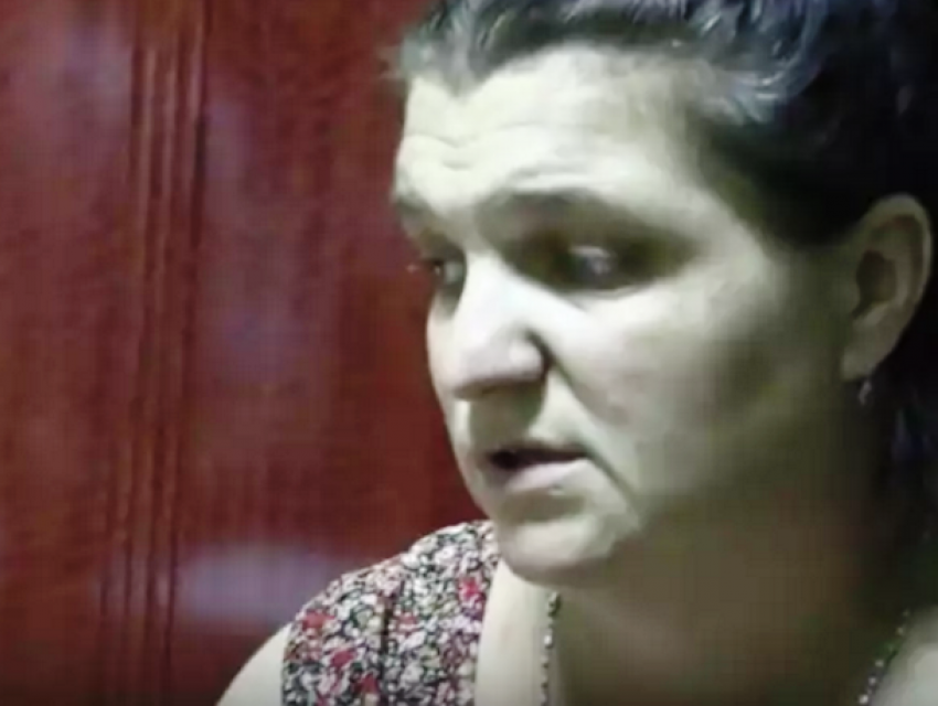 Видео с закопавшей ребенка в Морозовске женщиной появилось в Сети