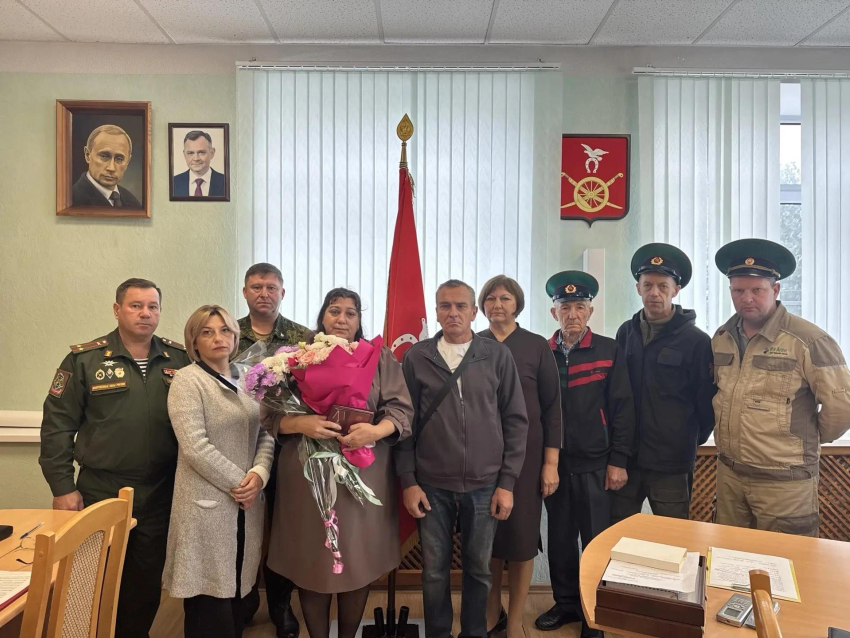 Орден Мужества передали матери погибшего бойца из Морозовска