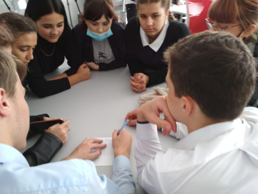 Игру-диалог «Я и мир профессий» провели для девятиклассников в «Точке Роста» в школе №4 в Морозовске