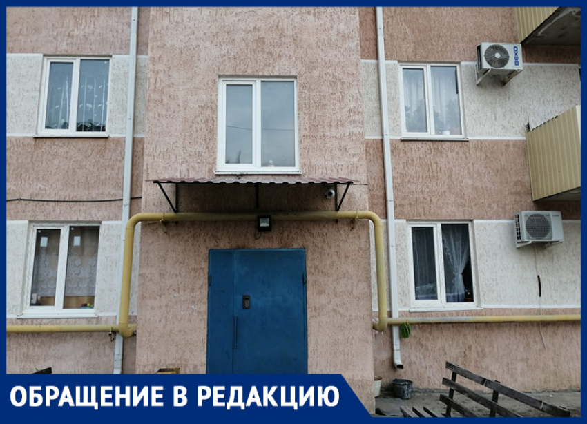 Дом «трещит по швам": хозяйка одной из «сиротских» квартир в Морозовске показала трещины и плесень на стенах