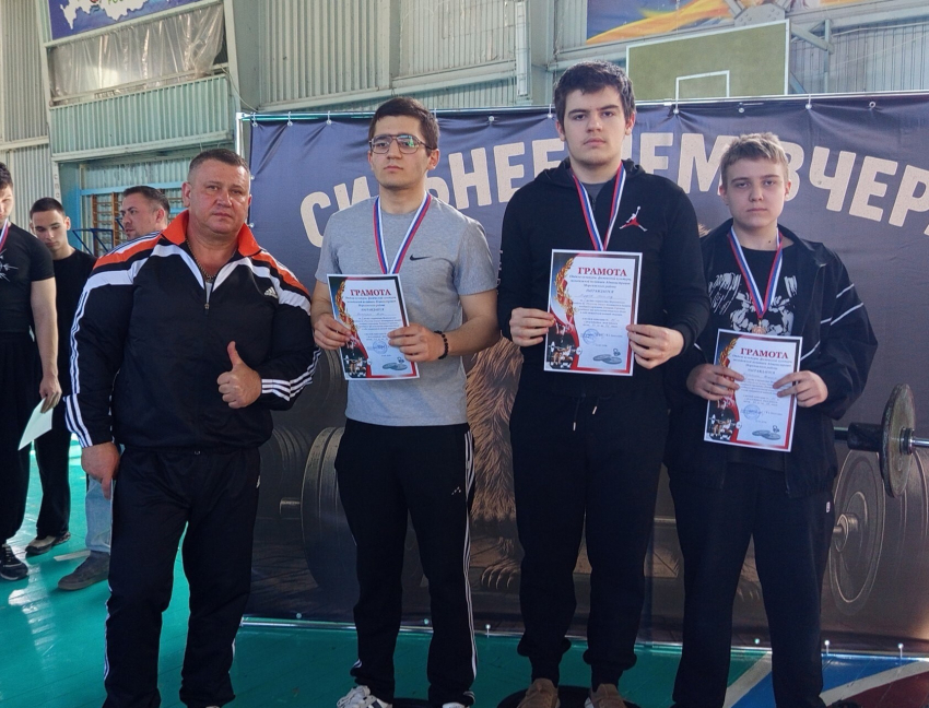 В Морозовске соревновались, кто поднимет самую тяжелую штангу