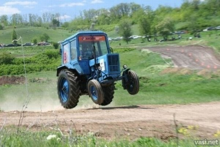 Под страхом потерять три трактора и четыре автомобиля выплатила долг организация в Морозовском районе 