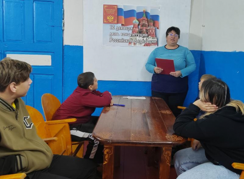 С историей Конституции, а также флага, герба и гимна России познакомили детей в Сибирьчанском сельском клубе