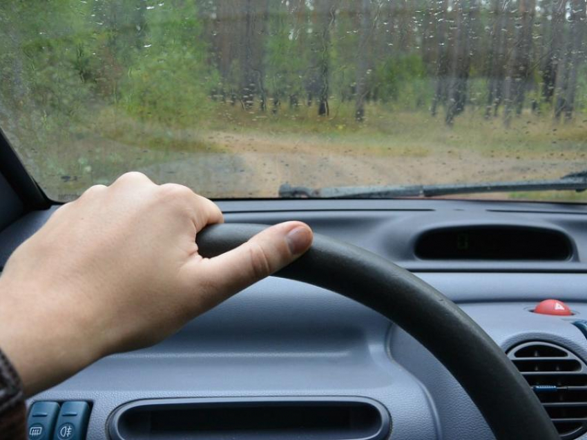 Основные правила вождения осенью назвали сотрудники ГИБДД Морозовска