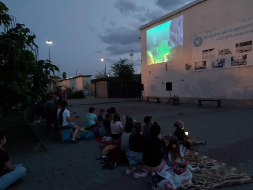 Бесплатный кинопоказ под открытым небом провели возле Дома культуры в Морозовске
