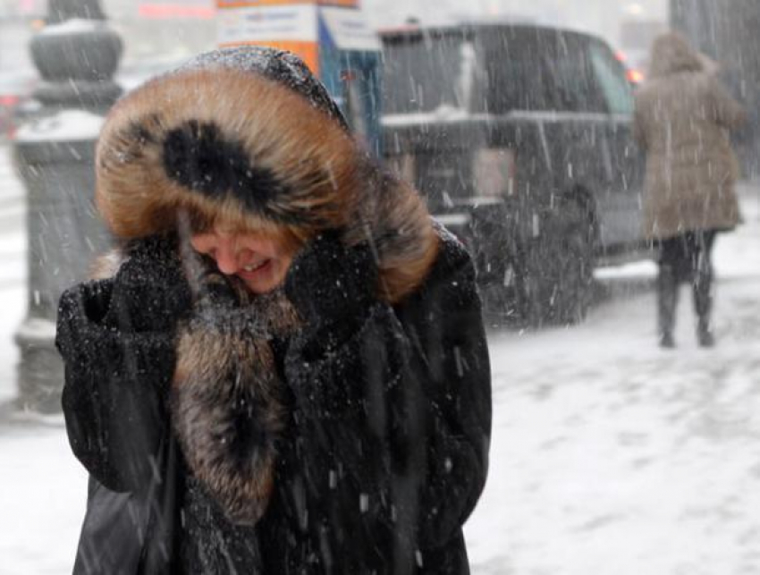 Дождь со снегом и сильный ветер пообещали в Морозовске в последний трудовой день уходящей недели