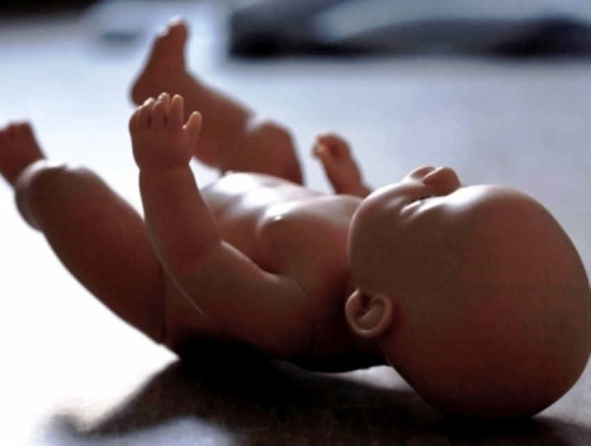 Мертвого завернутого в пакет новорожденного мальчика нашли в Морозовске