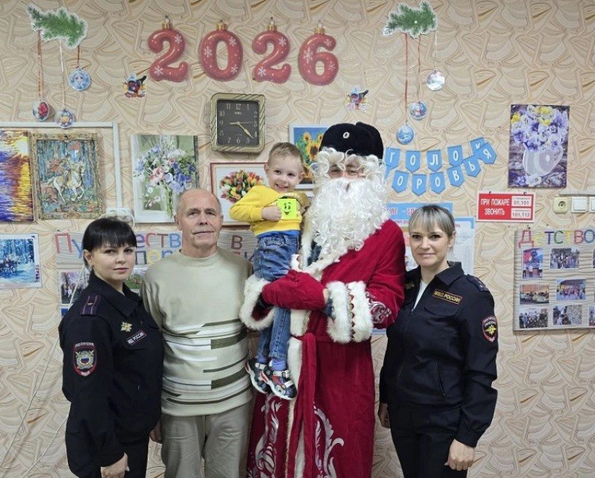 Полиция Морозовска превратила служебный визит в новогоднее чудо