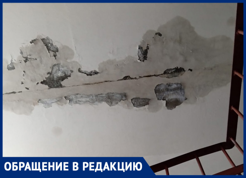 "Крыша течет с прошлого года", - жители дома №14 на улице Ворошилова в Морозовске