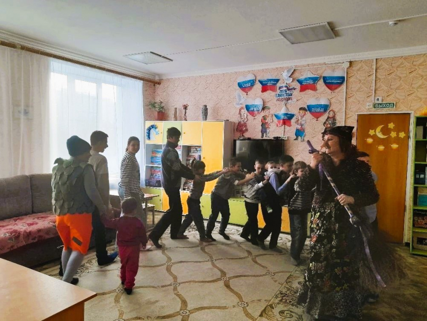 Баба Яга против гаджетов: как сказочный «Сундучок» покорил детей в Морозовском районе