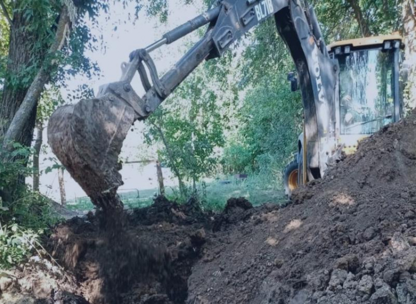 Аварийная бригада УВКХ устранила течи водопроводных сетей в хуторах Морозовского района