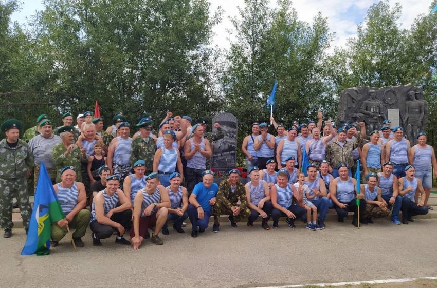 Памятный знак, посвященный 90-летию ВДВ, торжественно открыли в Морозовске