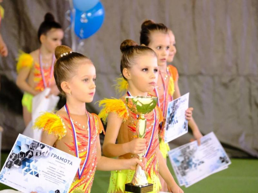 Команда «Олимпия» из Морозовска завоевала золото на областных соревнованиях по художественной гимнастике