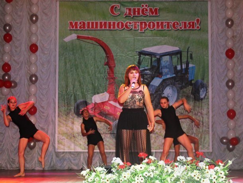 "Аурика» и артисты Дома культуры выступали для машиностроителей Морозовска