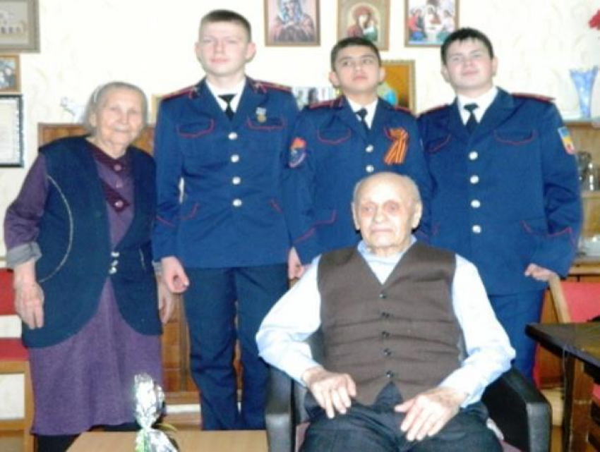 Воспитанники кадетского корпуса и волонтеры Морозовска поздравили ветерана с Новым годом и Днем рождения