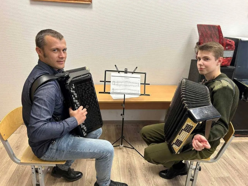 Баянист из Морозовска намерен зажечь интерес к народной музыке