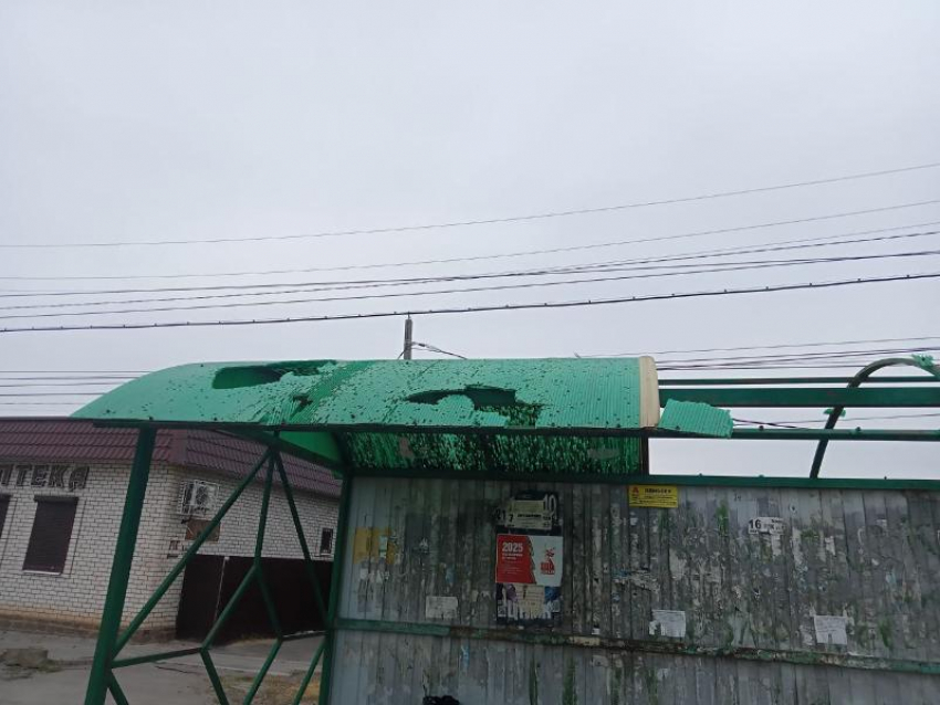 В администрации отреагировали на разрушенную остановку возле «Одиссеи»