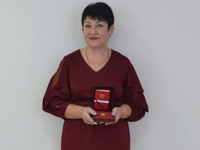 Знаком губернатора «За безупречную службу» награждена Татьяна Красюкова из Морозовска